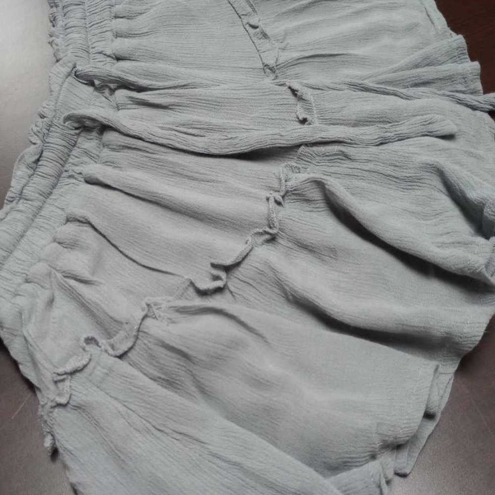 Sincerely Jules Olive Green Ruffle Shorts size medium